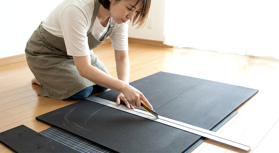 スチレンボードをカッターでカットしている画像