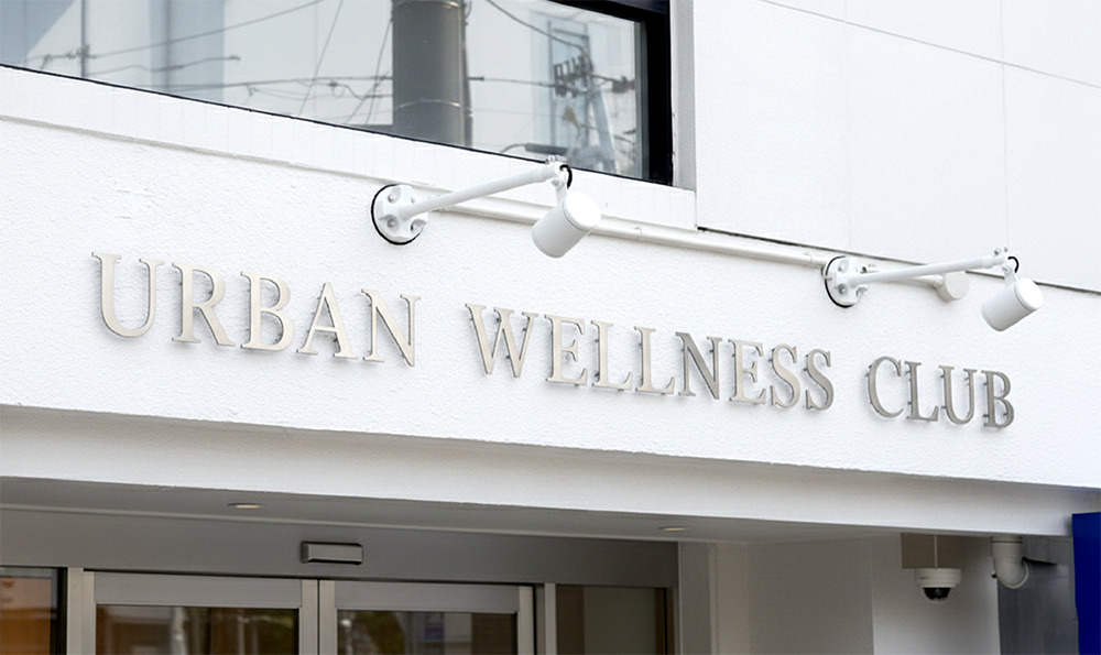 ステンレス切り文字のシンプルなファサード看板