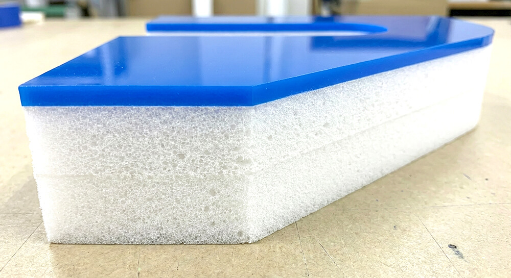 カルプ文字の断面クローズアップ。厚みのある発泡素材が見える