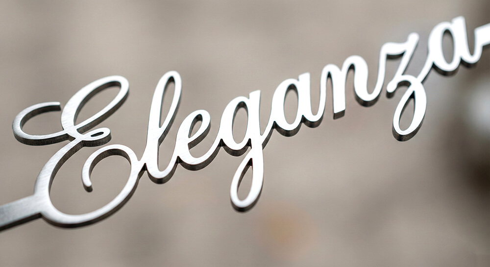 非常に細い筆記体も美しく表現されたステンレス切文字のアップ