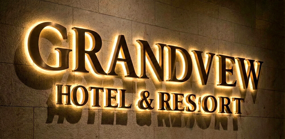 高級ホテルの壁面で背面が光りシルエットが浮かぶバックライト文字