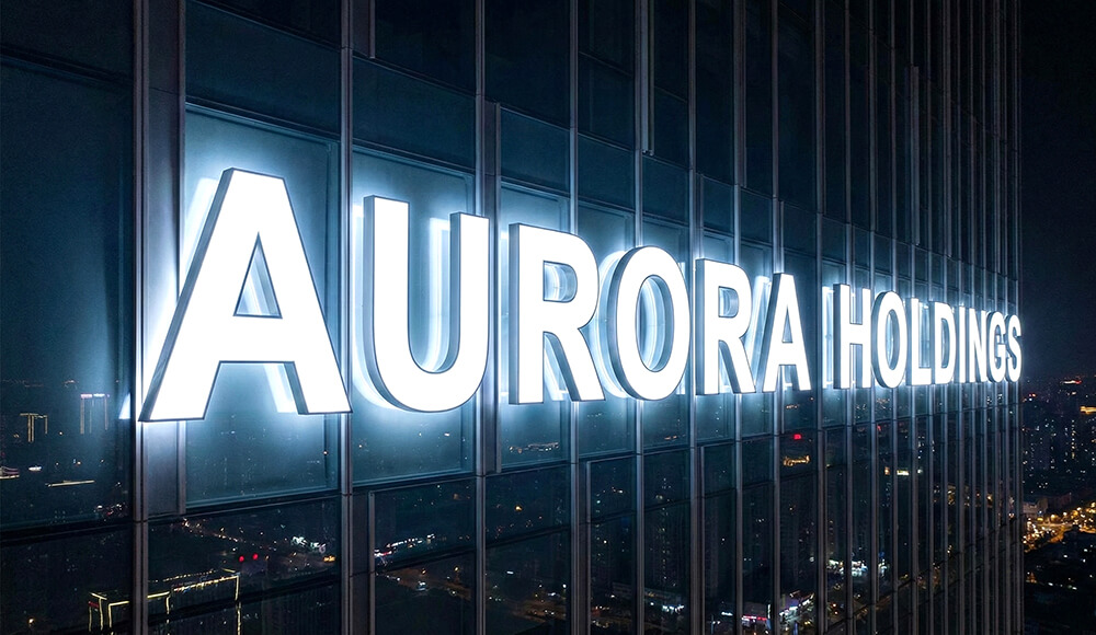 ビル上部の壁面に設置された発光するLEDチャンネル文字