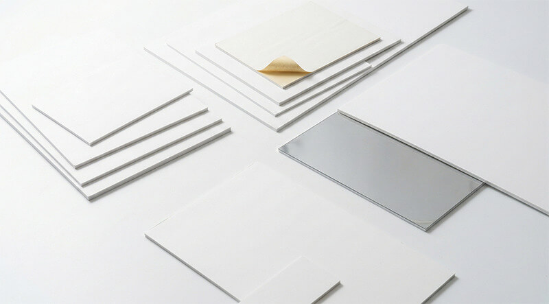 スチレンボード各種の並び(素板・のりつき・ミラータイプ・大判サイズ比較)