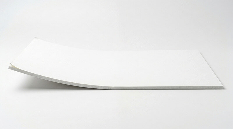 大判スチレンボードの反り有り(左)と反り対策品(右)の比較